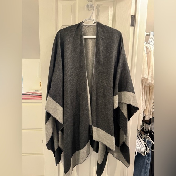 Sweaters - Reversible Black and Gray Shawl